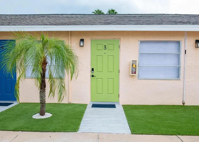 Apartment Getaway • Private Yard + Grill • Workspace Clearwater Beach