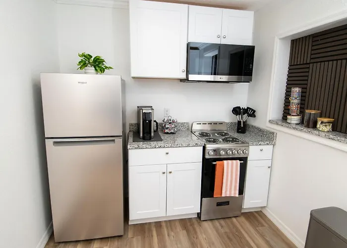 Apartment Getaway • Private Yard + Grill • Workspace